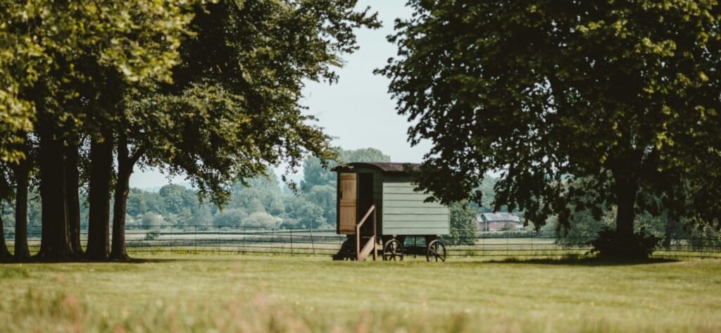 live quietly in an off-grid shepherd's hut