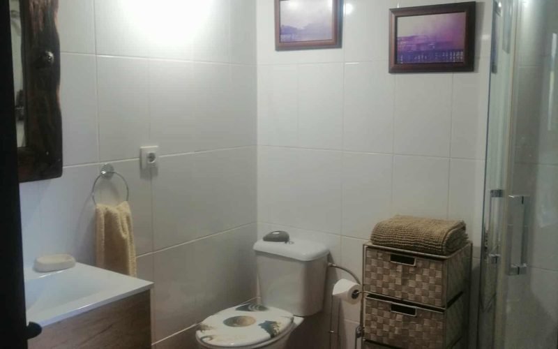bathroom1 Spacious bathroom with shower