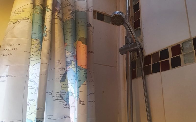 Rain shower with secondary shower head Rain shower with secondary shower head