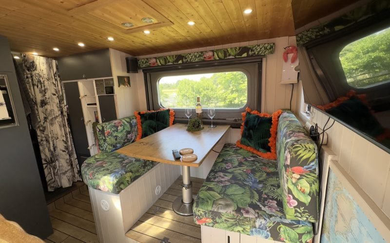 Convertible seating area/double bed