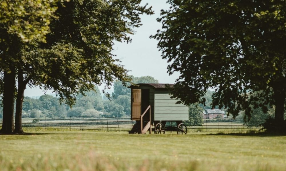 live quietly in an off-grid shepherd's hut